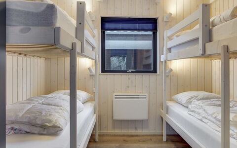 Hildegard - 1.5Km from the Sea: Bois, Gelé, Neige, L'Hiver, Chambre, Dur, Literie, Planche, Tache De Bois, Lit