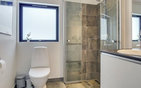 Hildegard - 1.5Km from the Sea: Siège De Toilette, Salle De Bains, Sol, Toilette, Sol, Luminaire Plomberie, Design Intérieur, Plafond, Plomberie, Éclairage