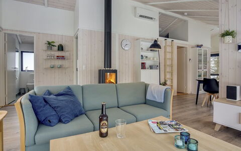 Hildegard - 1.5Km from the Sea: Design Intérieur, Meubles, Sol, Canapé, Sol, Bois, Salon, Plafond, Pièce, Éclairage