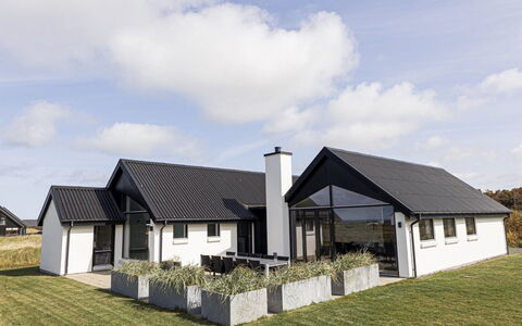 Volfgang - 250M from the Sea: Chalet, Domicile, Maison, Toit, Porche, Biens, Siding, Batiments Jardin, Ferme, Cour