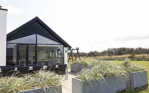 Volfgang - 250M from the Sea: Chalet, Domicile, Maison, Toit, Porche, Biens, Siding, Batiments Jardin, Ferme, Cour