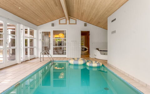 Börje - 600M from the Sea: Sol, Design Intérieur, Plafond, Sol, Piscine, Meubles, Recours, Chaise, Hôtel, Biens