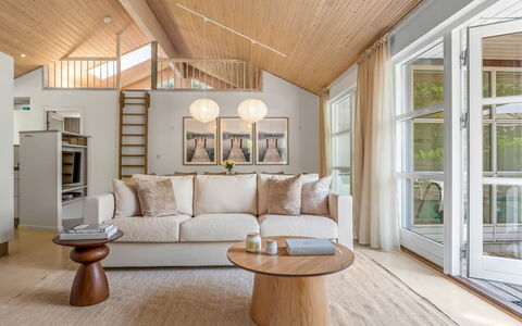 Börje - 600M from the Sea: Meubles, Design Intérieur, Sol, Sol, Canapé, Bois, Plafond, Salon, Pièce, Luminaire