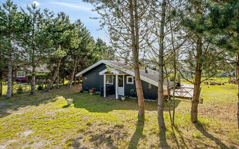 Akseli - 800M from the Sea: Herbe, Maison, Toit, Domicile, Chalet, Arbuste, Lot Terre, Zone Rurale, Ferme, Couverture De Sol