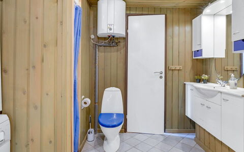 Aileen - 900M from the Sea: Sol, Mur, Sol, Design Intérieur, Bois, Plafond, Parquet, Éclairage, Meubles, Revêtement De Sol Stratifié