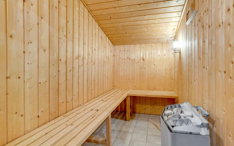 Aileen - 900M from the Sea: Sol, Mur, Sol, Design Intérieur, Bois, Plafond, Parquet, Éclairage, Meubles, Revêtement De Sol Stratifié