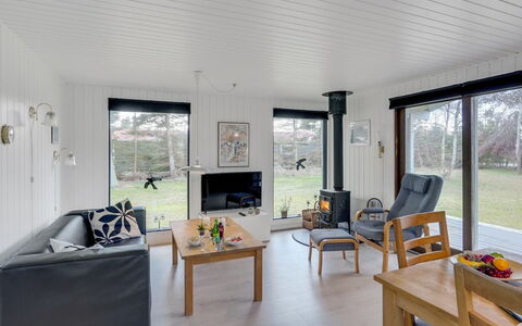 Aileen - 900M from the Sea: Sol, Mur, Sol, Design Intérieur, Bois, Plafond, Parquet, Éclairage, Meubles, Revêtement De Sol Stratifié