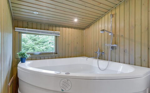 Aileen - 900M from the Sea: Sol, Mur, Sol, Design Intérieur, Bois, Plafond, Parquet, Éclairage, Meubles, Revêtement De Sol Stratifié