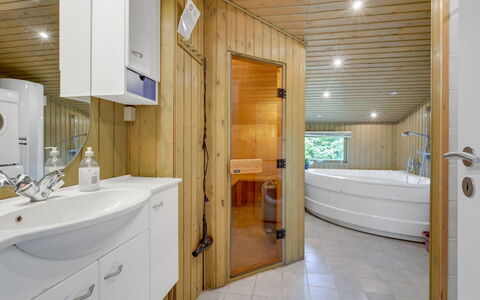 Aileen - 900M from the Sea: Sol, Mur, Sol, Design Intérieur, Bois, Plafond, Parquet, Éclairage, Meubles, Revêtement De Sol Stratifié