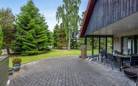 Hanka - 500M from the Sea: Herbe, Maison, Toit, Domicile, Chalet, Arbuste, Lot Terre, Zone Rurale, Ferme, Couverture De Sol