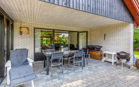 Hanka - 500M from the Sea: Herbe, Maison, Toit, Domicile, Chalet, Arbuste, Lot Terre, Zone Rurale, Ferme, Couverture De Sol