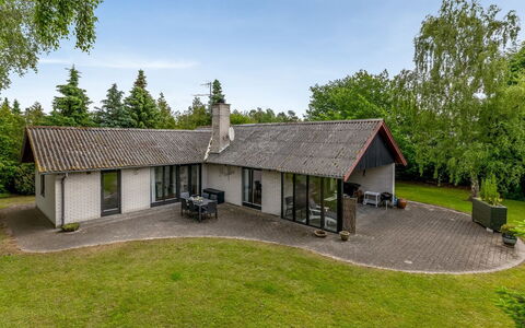 Hanka - 500M from the Sea: Maison, Chalet, Toit, Batiments Jardin, Ombre, Cabanon, Arrière-Cour, Mobilier De Jardin, Cour, Pelouse