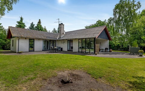 Hanka - 500M from the Sea: Maison, Chalet, Toit, Batiments Jardin, Ombre, Cabanon, Arrière-Cour, Mobilier De Jardin, Cour, Pelouse