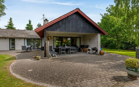Hanka - 500M from the Sea: Maison, Chalet, Toit, Batiments Jardin, Ombre, Cabanon, Arrière-Cour, Mobilier De Jardin, Cour, Pelouse