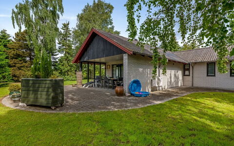 Hanka - 500M from the Sea: Maison, Chalet, Toit, Batiments Jardin, Ombre, Cabanon, Arrière-Cour, Mobilier De Jardin, Cour, Pelouse