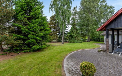 Hanka - 500M from the Sea: Maison, Chalet, Toit, Batiments Jardin, Ombre, Cabanon, Arrière-Cour, Mobilier De Jardin, Cour, Pelouse