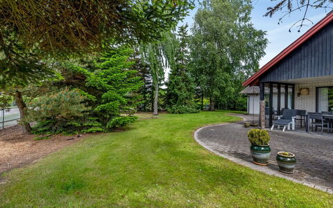 Hanka - 500M from the Sea: Maison, Chalet, Toit, Batiments Jardin, Ombre, Cabanon, Arrière-Cour, Mobilier De Jardin, Cour, Pelouse