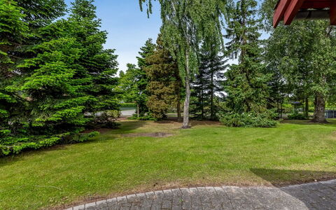 Hanka - 500M from the Sea: Maison, Chalet, Toit, Batiments Jardin, Ombre, Cabanon, Arrière-Cour, Mobilier De Jardin, Cour, Pelouse