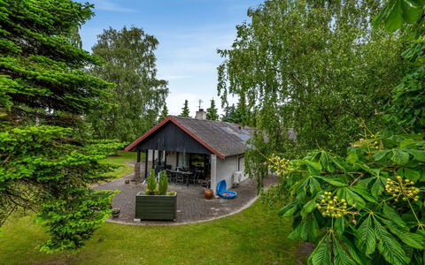 Hanka - 500M from the Sea: Maison, Chalet, Toit, Batiments Jardin, Ombre, Cabanon, Arrière-Cour, Mobilier De Jardin, Cour, Pelouse