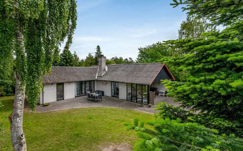 Hanka - 500M from the Sea: Maison, Chalet, Toit, Batiments Jardin, Ombre, Cabanon, Arrière-Cour, Mobilier De Jardin, Cour, Pelouse