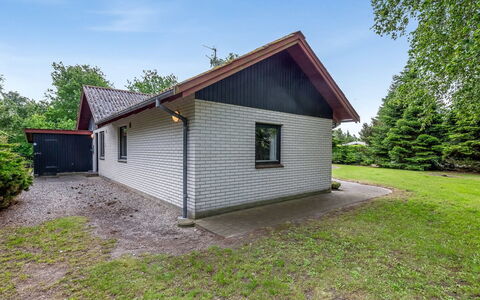 Hanka - 500M from the Sea: Maison, Chalet, Toit, Batiments Jardin, Ombre, Cabanon, Arrière-Cour, Mobilier De Jardin, Cour, Pelouse
