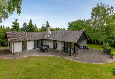 Hanka - 500M from the Sea: Maison, Chalet, Toit, Batiments Jardin, Ombre, Cabanon, Arrière-Cour, Mobilier De Jardin, Cour, Pelouse