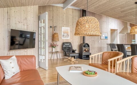 Tialda - 1.3Km from the Sea: Design Intérieur, Meubles, Bois, Sol, Plafond, Sol, Luminaire, Pièce, Salon, Canapé