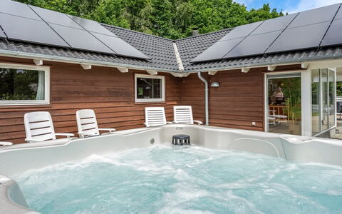 Tialda - 1.3Km from the Sea: Toit, Domicile, Composite, Chalet, Jardin, Arrière-Cour, Cour, Batiments Jardin, Ombre