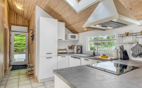 Tialda - 1.3Km from the Sea: Sol, Bois, Cuisine, Plafond, Comptoir, Design Intérieur, Sol, Principaux Appliance, Domicile, Parquet