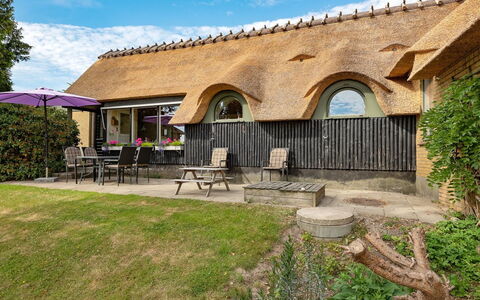 Edithe - 250M from the Sea: Toit, À Déchaumer, Chalet, Maison, Domicile, Lot Terre, Biens, Ferme, Jardin, Ombre