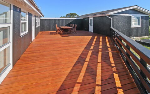Allis - 400M from the Sea: Domicile, Chalet, Porche, Dur, Siding, Plate-Forme, Ombre, Planche, Biens, Batiments Jardin