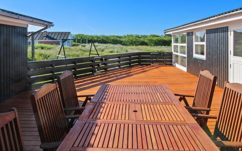 Allis - 400M from the Sea: Domicile, Chalet, Porche, Dur, Siding, Plate-Forme, Ombre, Planche, Biens, Batiments Jardin