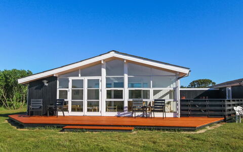 Allis - 400M from the Sea: Domicile, Chalet, Porche, Dur, Siding, Plate-Forme, Ombre, Planche, Biens, Batiments Jardin