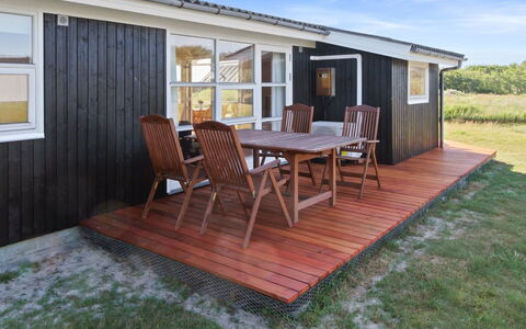 Allis - 400M from the Sea: Domicile, Chalet, Porche, Dur, Siding, Plate-Forme, Ombre, Planche, Biens, Batiments Jardin