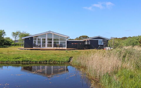 Allis - 400M from the Sea: Domicile, Chalet, Porche, Dur, Siding, Plate-Forme, Ombre, Planche, Biens, Batiments Jardin