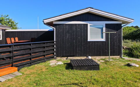 Allis - 400M from the Sea: Domicile, Chalet, Porche, Dur, Siding, Plate-Forme, Ombre, Planche, Biens, Batiments Jardin