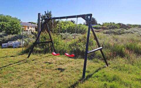Allis - 400M from the Sea: Domicile, Chalet, Porche, Dur, Siding, Plate-Forme, Ombre, Planche, Biens, Batiments Jardin