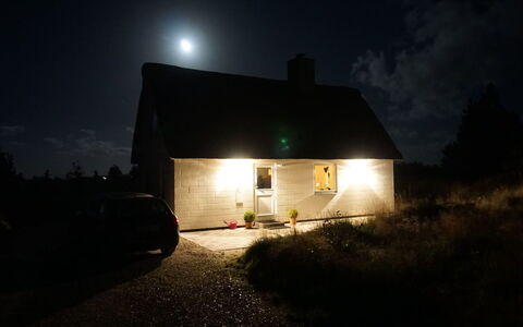 Clare - 4Km from the Sea: Domicile, Chalet, Porche, Dur, Siding, Plate-Forme, Ombre, Planche, Biens, Batiments Jardin