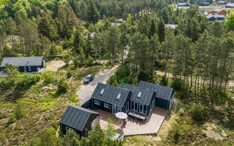Elke - 3.5Km from the Sea: Meubles, Mobilier De Jardin, Vaisselle, Table, Drinkware, Chaise, Tableau De Plein Air, Aliments, Bouteille