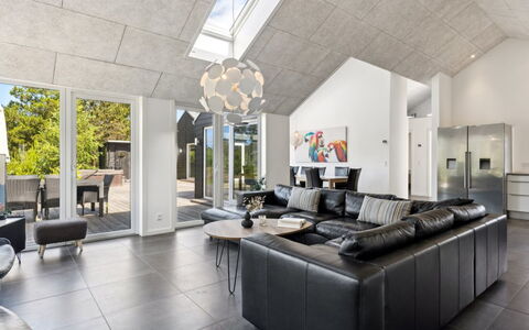 Elke - 3.5Km from the Sea: Plafond, Sol, Conception, Daylighting, Tuile, Salon, Plante D'Appartement, Luminaire, Parquet