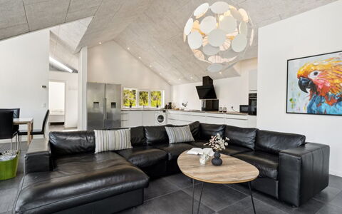 Elke - 3.5Km from the Sea: Design Intérieur, Plafond, Canapé, Sol, Sol, Salon, Luminaire, Meubles, Éclairage