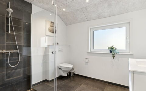 Elke - 3.5Km from the Sea: Sol, Luminaire Plomberie, Plafond, Sol, Design Intérieur, Salle De Bains, Plomberie, Luminaire, Robinet, Évier