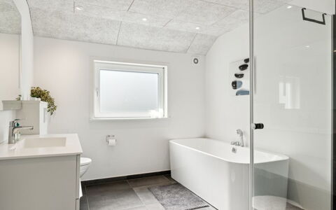 Elke - 3.5Km from the Sea: Mur, Luminaire Plomberie, Plafond, Sol, Salle De Bains, Sol, Design Intérieur, Plomberie, Luminaire, Évier