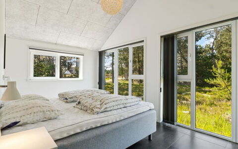 Elke - 3.5Km from the Sea: Chambre, Plafond, Design Intérieur, Lit, Literie, Sol, Drap De Lit, Pièce, Domicile, Sol