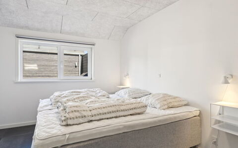 Elke - 3.5Km from the Sea: Plafond, Chambre, Literie, Lit, Gelé, Cadre De Lit, Drap De Lit, Daylighting, Luminaire