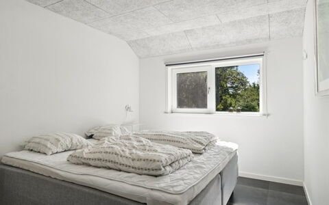 Elke - 3.5Km from the Sea: Plafond, Chambre, Literie, Lit, Drap De Lit, Pièce, Cadre De Lit, Luminaire