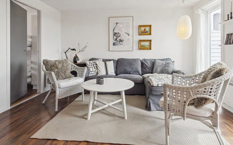 Tellervo - 2.4Km from the Sea: Meubles, Design Intérieur, Canapé, Sol, Sol, Salon, Bois, Pièce, Parquet, Plafond