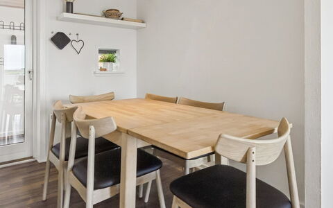 Tellervo - 2.4Km from the Sea: Meubles, Design Intérieur, Sol, Chaise, Table, Salle À Manger, Sol, Table Cuisine Et Salle A Manger, Bois, Pièce