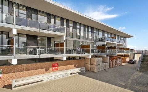 Theis - 100M from the Sea: Bâtiment Commercial, Appartement, Balcon, Quartier Général, Daylighting, Aluminium