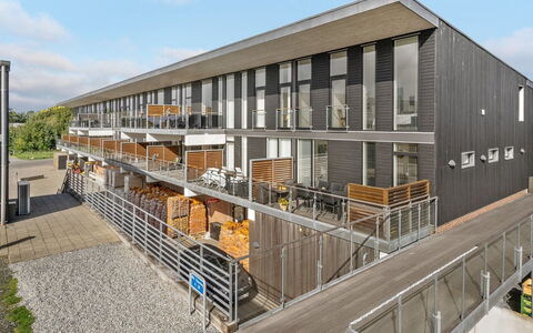 Theis - 100M from the Sea: Acier, Balcon, Aluminium, Quartier Général